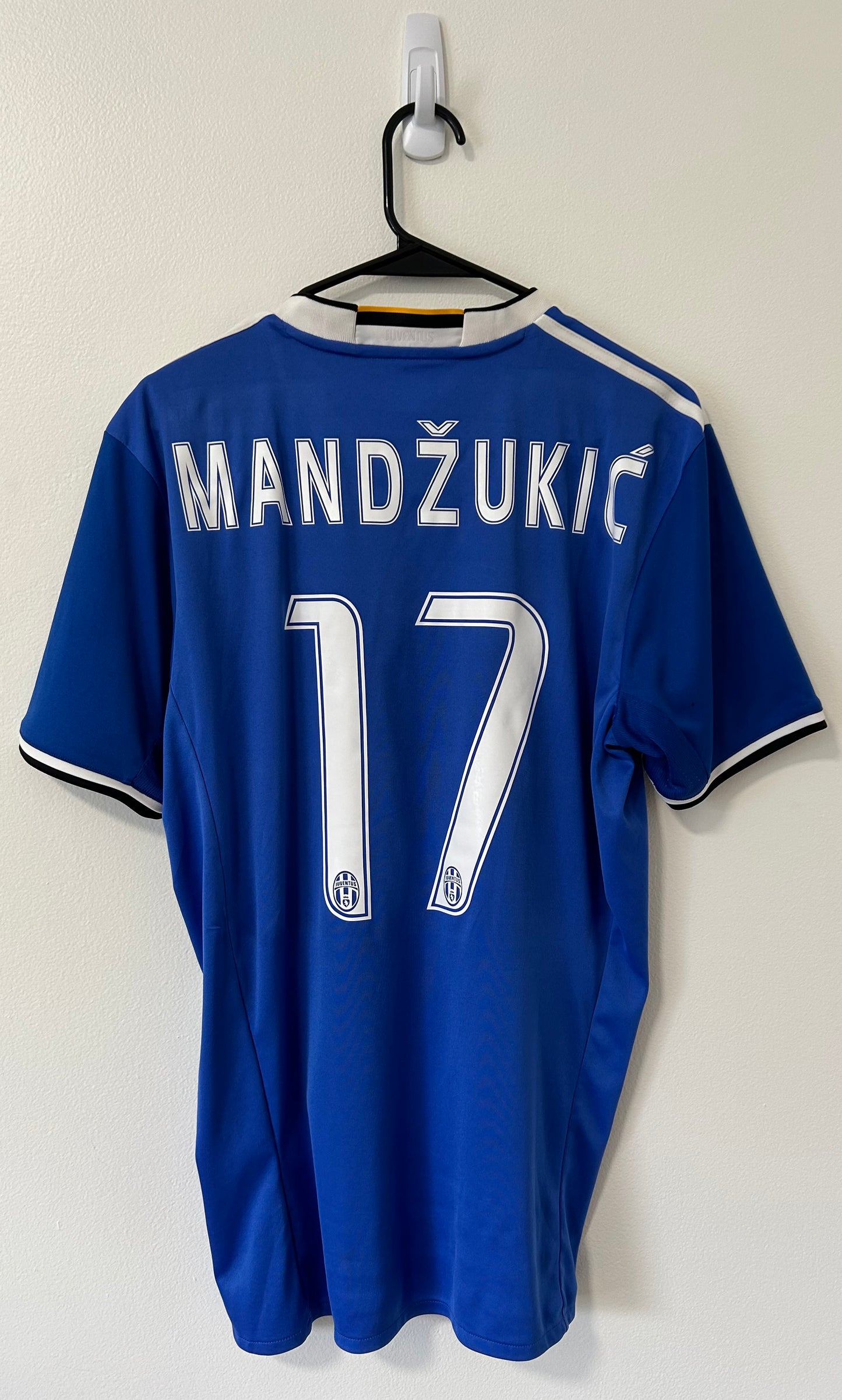 Juventus Away 2016/17 Mandžukić #17